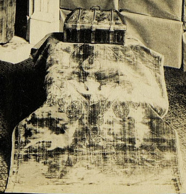 Ларец и покров, в котором находился осколок Чинтамани, фотоархив гос.музея Рерихов, файл № 1088.