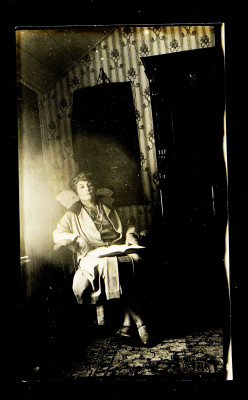Фотография Е.И.Рерих с изображением её ауры. (Архив ГМР, FA-078).